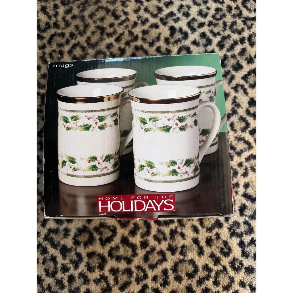 Royal Limited Holly Holiday Mugs Set of 4 Gold Mark NIB 2003 May Dept Store